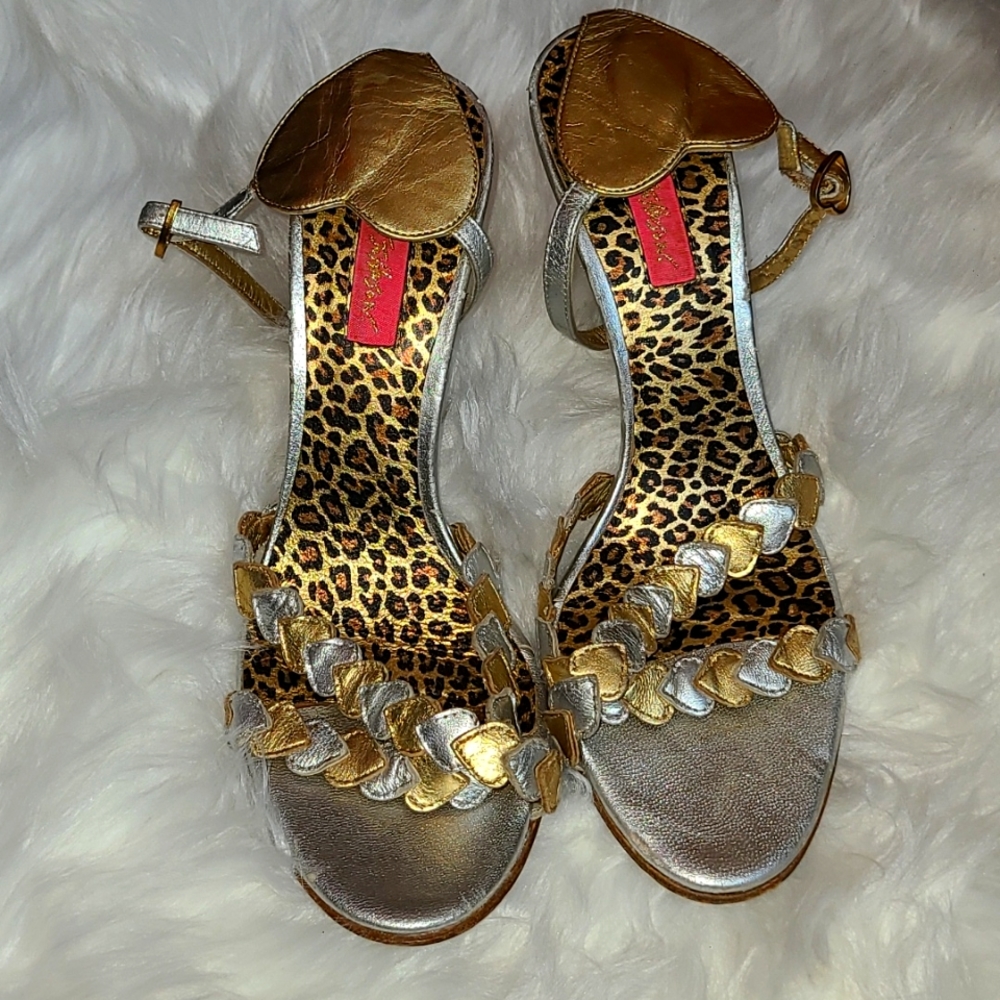 Betsey Johnson Metallic Heart Heels Sz 9